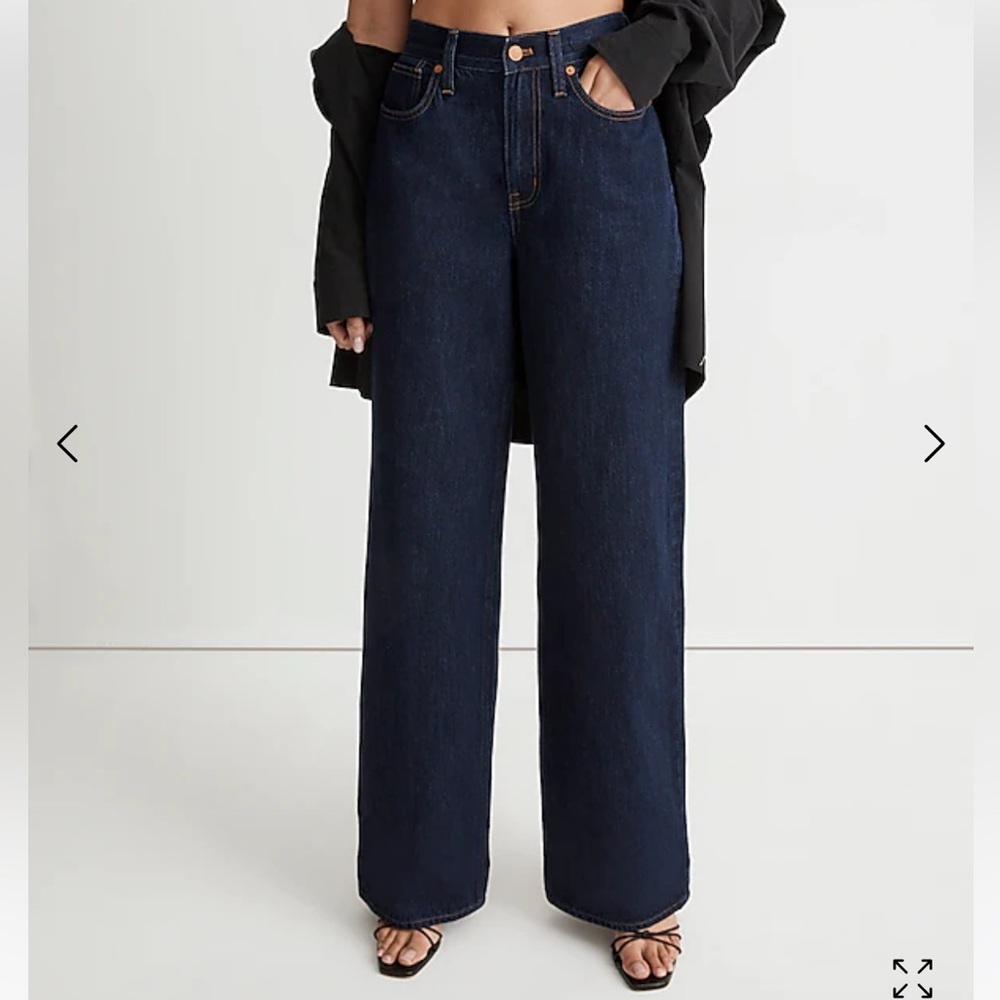 Madewell wide leg jeans in a dark blue wash. Size 28.